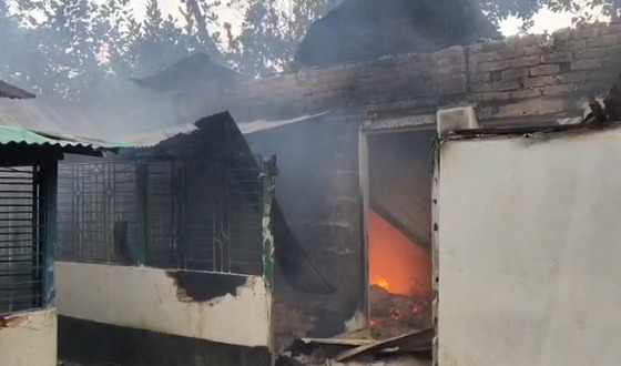 ভালুকায় মাদক ব্যবসায়ীর বাড়ীতে আগুন, আটক ২