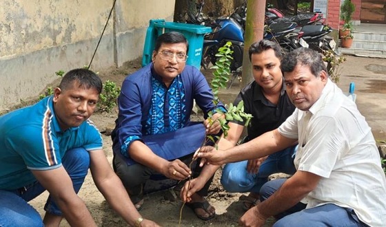 নওগাঁয় থানায় পরিবেশ উন্নয়ন সংস্থার চেরি ফুলের চারা রোপন