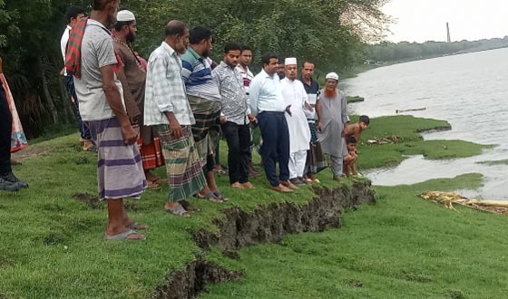 আশাশুনিতে নদীর ভেড়ী বাঁধে ভয়াবহ ফাটল পরিদর্শনে ইউএনও