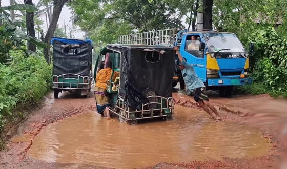 ভাগলপুর-সরারচর সড়কে বেহাল অবস্থা, জনদুর্ভোগ চরমে