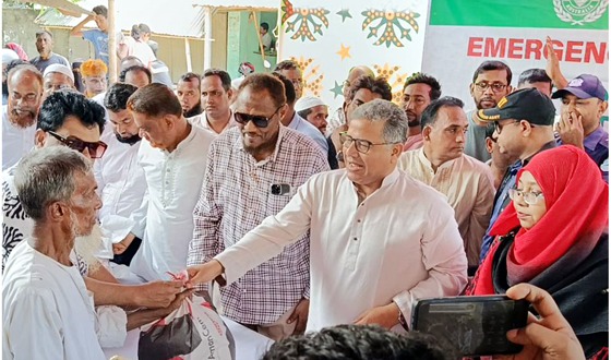 চরভদ্রাসনে ত্রাণ সামগ্রী বিতরন করলেন পল্লি বাংলা এনজিও প্রতিষ্ঠান