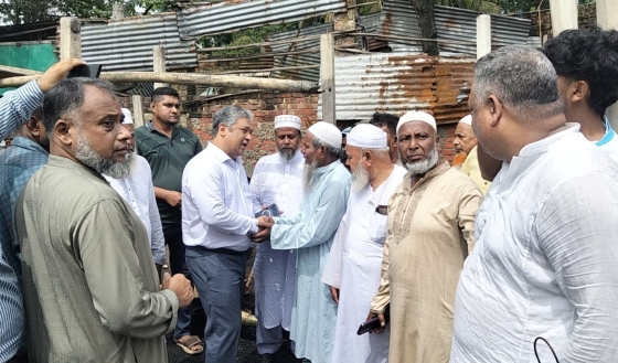 কাপাসিয়ায়  আগুনে ক্ষতিগ্রস্ত মসজিদ মার্কেট পরিদর্শনে বিএনপি নেতা