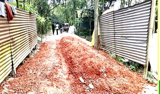 কুলিয়ারচরে এলাকাবাসীর তোপের মুখে কাজ বন্ধ করলেন এলজিইডি
