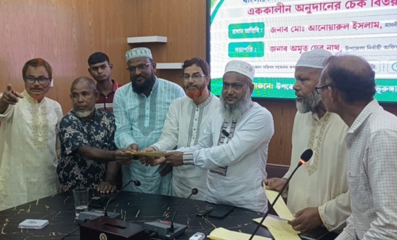 ভূরুঙ্গামারীতে অসহায়দেরকে চেক বিতরণ করলেন এমপি আনোয়ারুল