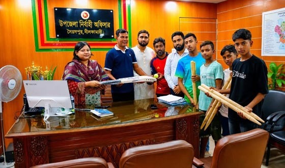 সৈয়দপুরে খুদে খেলোয়ারদের হাতে ক্রিকেট সামগ্রী তুলে দিলেন ইউএনও
