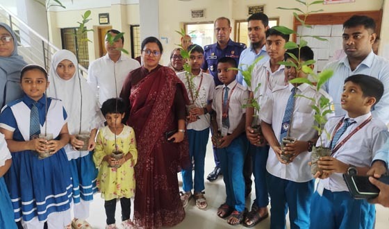 পাংশায় জেলা প্রশাসকের সেলাই মেশিন, বৃত্তি, গাছের চারা বিতরণ