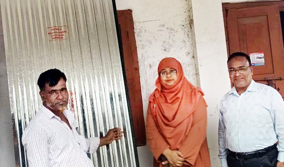 চরভদ্রাসনে দুর্যোগ কবলিতদের মাঝে ঢেউটিন ও চেক বিতরণ