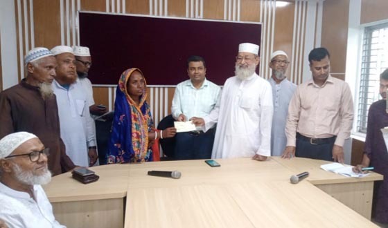 আশাশুনিতে ২ লক্ষ ৫০ টাকার বিশেষ অনুদানের চেক বিতরণ