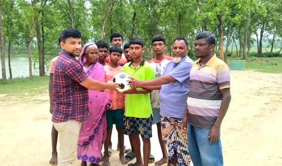 গোমস্তাপুরে ক্ষুদ্র নৃগোষ্ঠী এলাকায় ফুটবল বিতরণ
