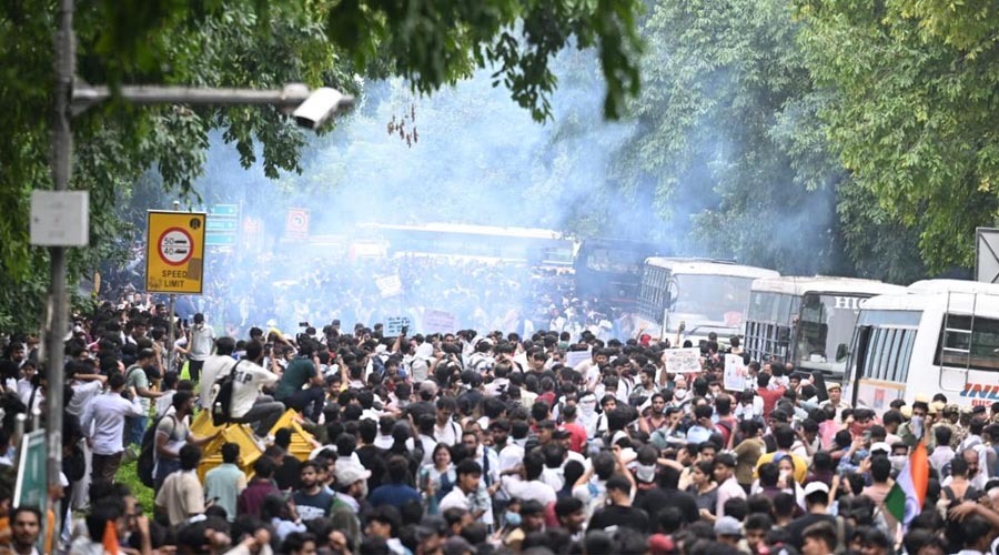 ব্যারিকেড ভেঙে সংসদের দোরগোড়ায় হাজারো ছাত্র, দিল্লিতে ফের উত্তেজনা