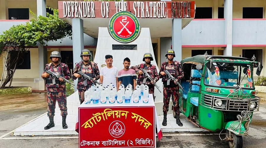 টেকনাফে চোলাই মদসহ ২ মাদক কারবারি আটক: সিএনজি জব্দ