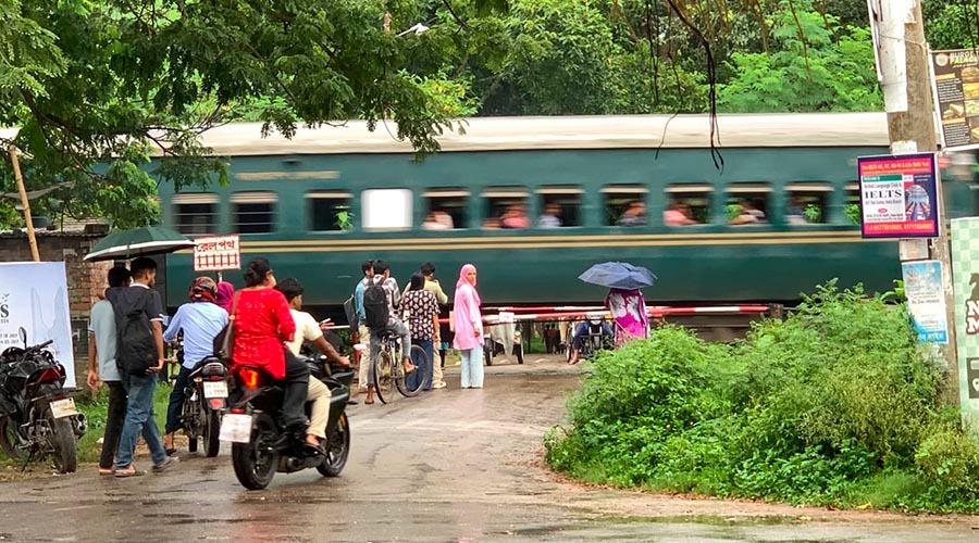৮ ঘণ্টা পর স্বাভাবিক হলো রাজশাহীর রেল যোগাযোগ