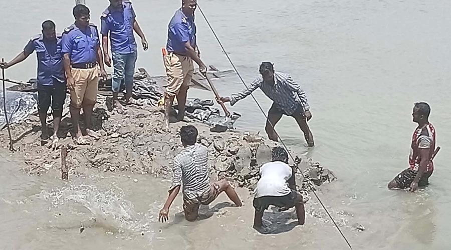 স্বরাষ্ট্রমন্ত্রীর নির্দেশে পেকুয়ায় সরকারি খালে ৫৮ অবৈধ বাঁধ ও জাল অপসারণ