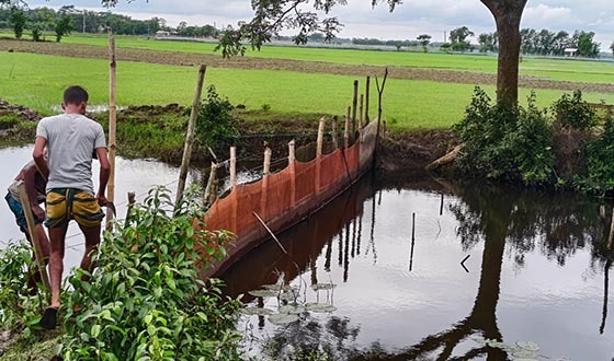 দাকোপে জলাবদ্ধতা নিরসনে প্রশাসনের খাল উদ্ধার অভিযান