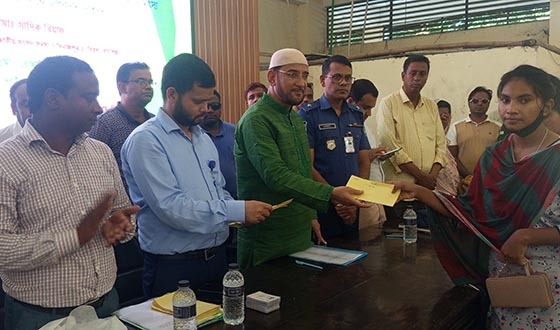 বিরলে সুবর্ণ নাগরিক কার্ড ও ক্ষুদ্র নৃগোষ্ঠীর মাঝে চেক বিতরণ