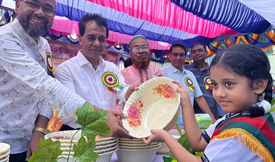 নওগাঁয় ক্রীড়া প্রতিযোগিতার পুরস্কার বিতরণ করলেন এমপি ধলু