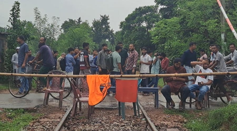 রাবি শিক্ষার্থীকে মারধরের অভিযোগ, রেলপথ অবরোধে সারাদেশের সঙ্গে ট্রেন চলাচল বন্ধ