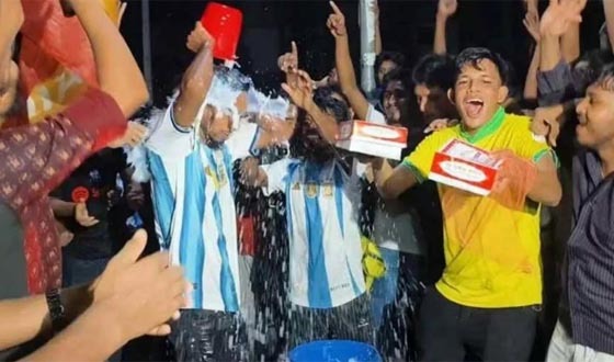 বরিশালের আর্জেন্টাইন সমর্থকদের ব্রাজিলে যোগদান, দুধ দিয়ে গোসল