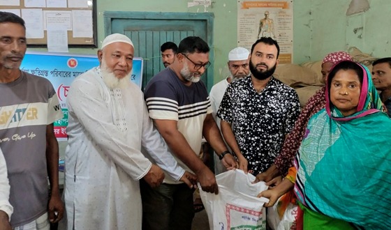 মহাদেবপুরে দুঃস্থদের মাঝে চাল বিতরণ
