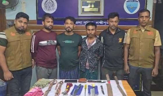 লক্ষ্ণীপুরে ডাকাতির প্রস্তুতিকালে দেশীয় অস্ত্রসহ গ্রেপ্তার ৪