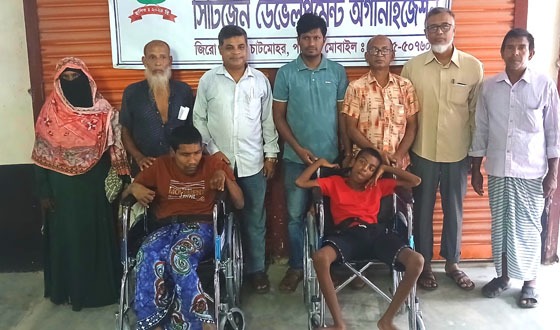 চাটমোহরে দুই প্রতিবন্ধী পেলেন হুইল চেয়ার