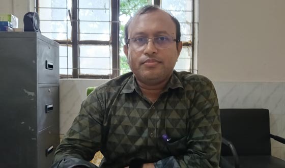 কালীগঞ্জে অফিস সময়ে চিকিৎসক ও বিক্রয় প্রতিনিধির কৃষি কাজ