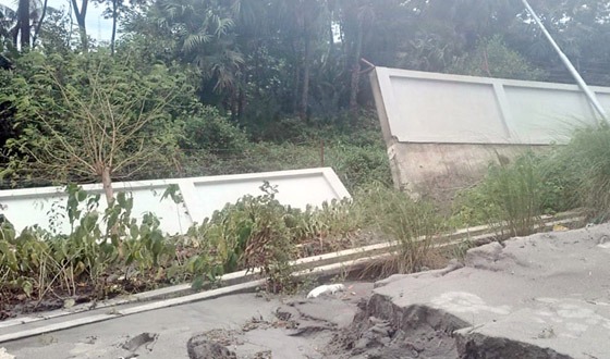 আবার ধসে পড়ল পায়রা বন্দরের আবাসিক এলাকার সীমানা দেয়াল