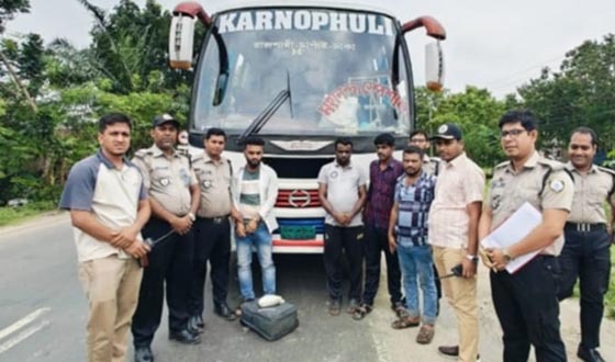 রাজশাহীতে দেড় কেজি হেরোইনসহ বাসযাত্রী গ্রেপ্তার