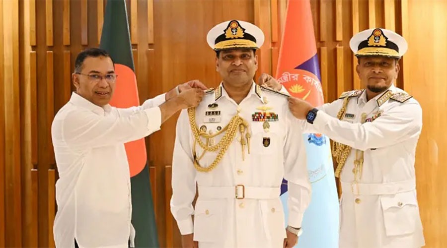 নতুন নৌপ্রধানকে ভাইস অ্যাডমিরাল র‌্যাংক ব্যাজ পরিয়ে দিলেন প্রধানমন্ত্রী