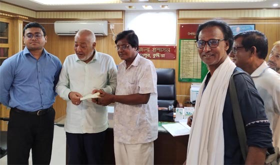 দৌলতপুরে সাংস্কৃতিক সেবিদের কল্যান ভাতারচেক প্রদান