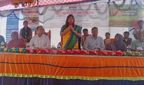 দেবহাটায় শিশুদের গাছের চারা বিতরন করলেন জেলা প্রশাসক