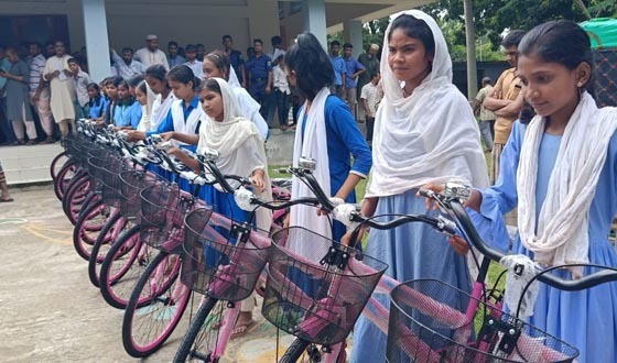 পোরশায় শিক্ষার্থীদের বাইসাইকেল ও শিক্ষাবৃত্তি বিতরণ