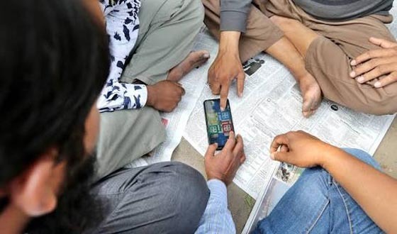টাকা দিয়ে মোবাইল ফোনে লুডু খেলায় ঝুঁকছে যুবসমাজ