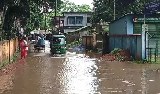 শ্রাবণের বৃষ্টিতে চাটমোহরে জলাবদ্ধতা,জনদূর্ভোগ
