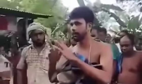বিশ্ব নবীকে নিয়ে কটুক্তি, যুবককে জুতার মালা পড়িয়ে ঘুরিয়েছে জনতা