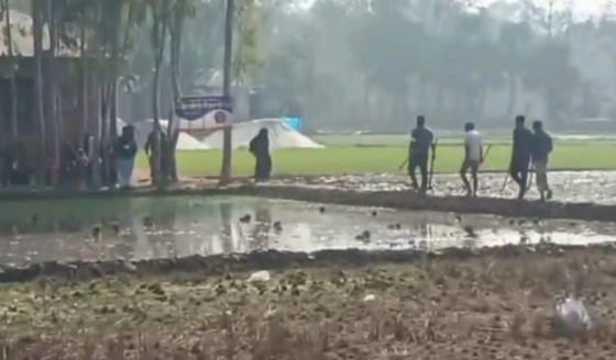 তানোরে সম্পত্তি দখলে রাজত্ব চালাচ্ছে মামলাবাজ ভূমিদস্যু বাহিনী