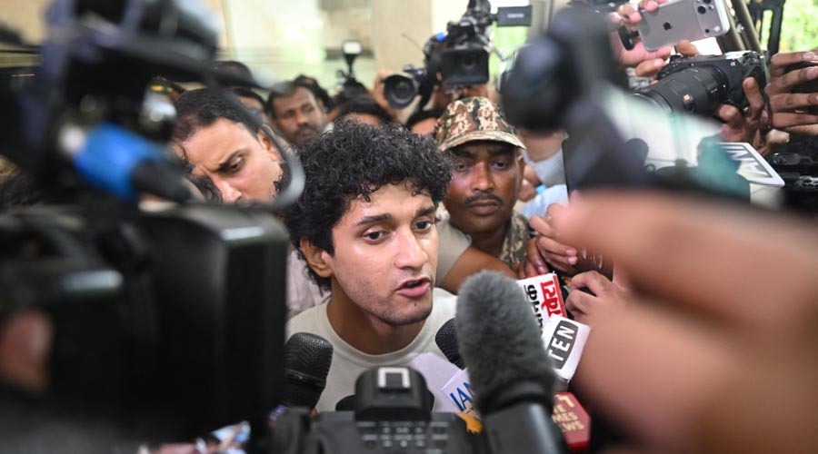 শিক্ষামন্ত্রীর পদত্যাগে অনড় আন্দোলনকারীরা, সিদ্ধান্তে মোদি সরকারকে ২৪ ঘণ্টার সময়
