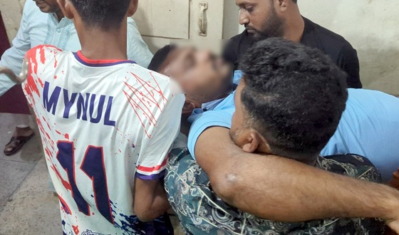 কুয়াকাটায় পরিবেশ পর্যটন ও গণমাধ্যকর্মীকে হাতুড়িপেটা করল সন্ত্রাসীরা