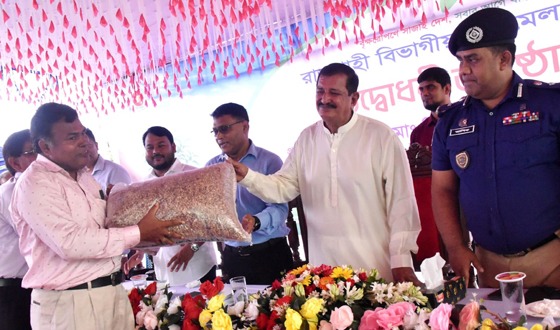 ভূমি মন্ত্রীর হাতে নিমের বীজ তুলে দিলেন নওগাঁর তাল বেলাল