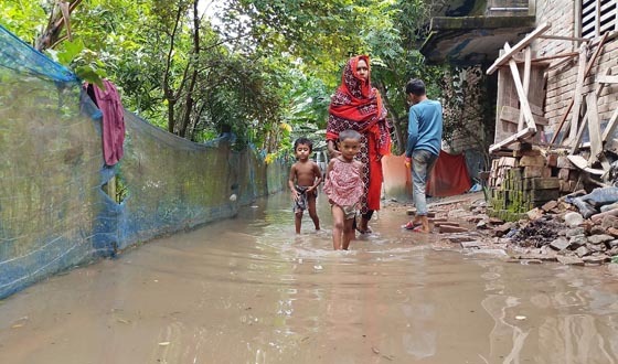 সাতক্ষীরায় পানিবন্দী হাজারও মানুষ, সড়ক-শিক্ষা প্রতিষ্ঠান প্লাবিত