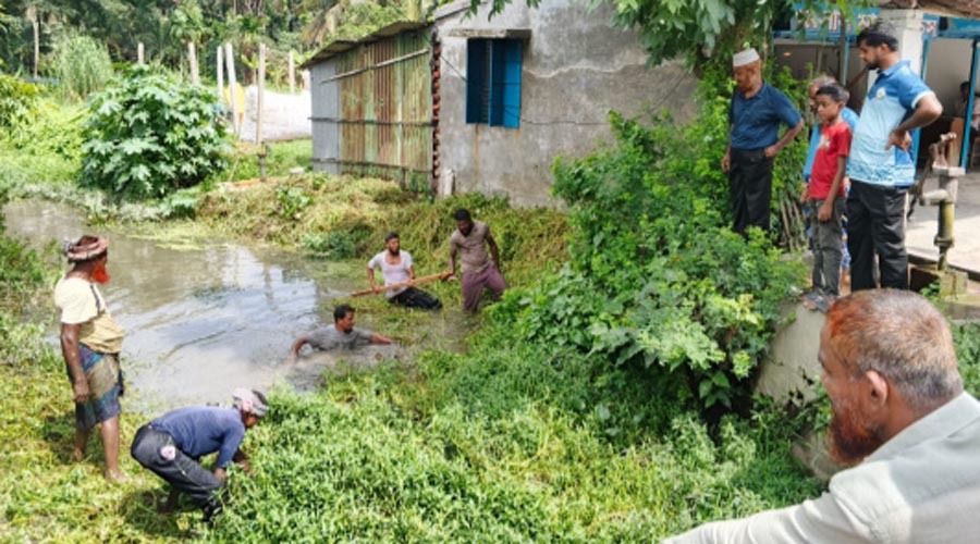 জলাবদ্ধতা নিরসনে খাল পরিষ্কার করলেন জামায়াত কর্মীরা
