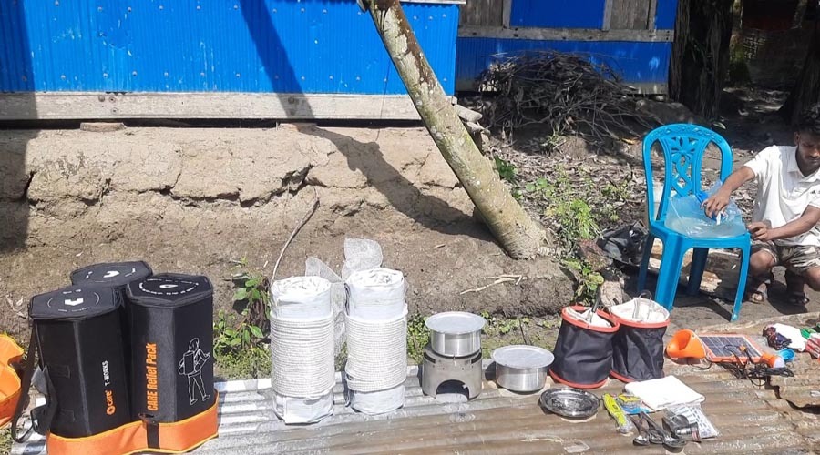 আগুনে পুড়ে যাওয়া বাড়ির মালিককে রিলিফ প্যাক প্রদান