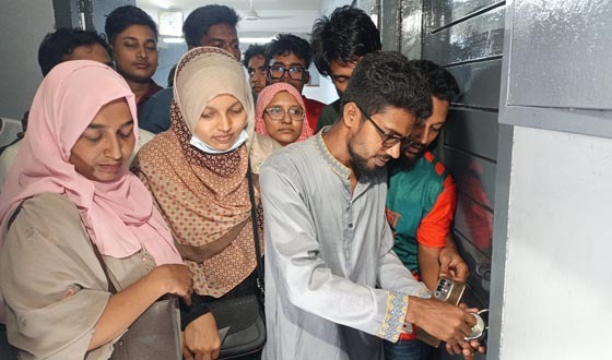 বরিশালে ‎সিভিল সার্জনের অপসারনের দাবীতে কক্ষে তালা