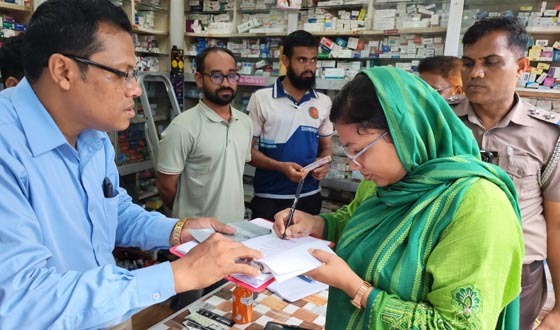 বাবুগঞ্জে দুই ফার্মেসিকে ভ্রাম্যমাণ আদালতের জরিমানা
