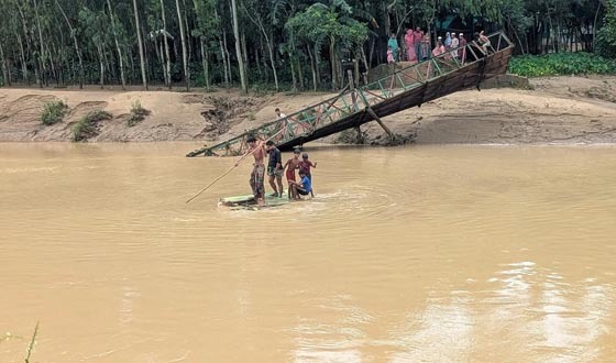 নালিতাবাড়ীতে বেইলি ব্রিজ ভেঙে দুর্ভোগে মানুষ