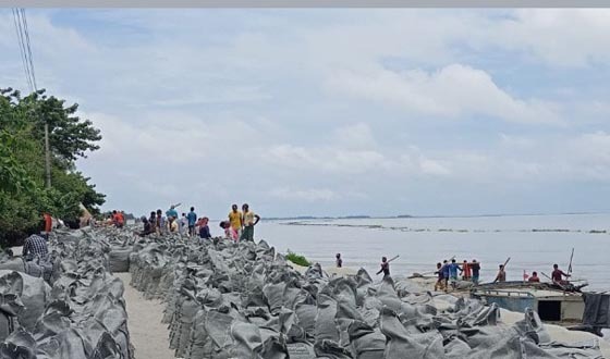 চিলমারীতে ব্রহ্মপুত্রের ভাঙন রোধ কাজে অনিয়মের অভিযোগ