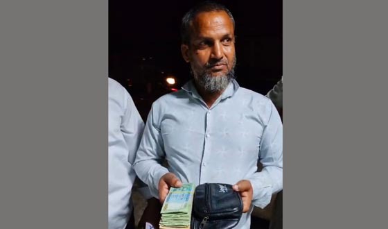 সততার দৃষ্টান্ত দেখালেন ঝালমুড়ি বিক্রেতা জয়নাল