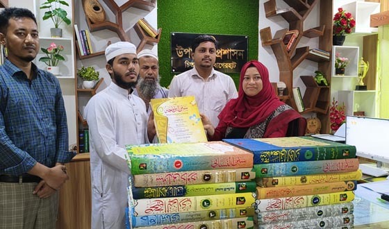 নির্বাহী কর্মকর্তার মানবিকতা,  অসহায় মাদ্রাসা ছাত্রকে কিতাব উপহার