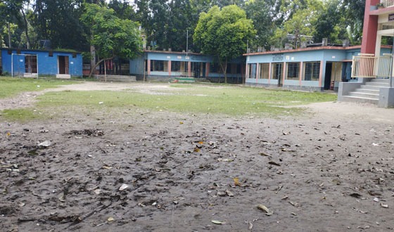 চাটমোহরে স্কুলের মাঠটি ব্যবহারের অনুপযোগি, এসেম্বলী বন্ধ