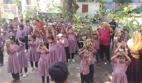 চাটমোহরে শিক্ষার্থীদের মাঝে গাছের চারা বিতরণ